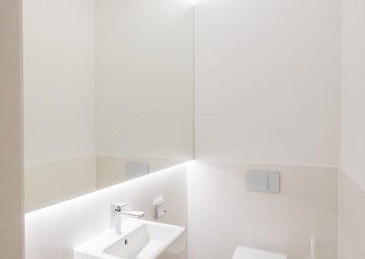 WC mit Handwaschbecken und Spiegel