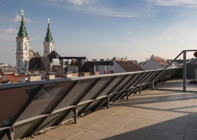 Dachterrasse mit geneigter Brüstung und Blick über Wien Josefstadt