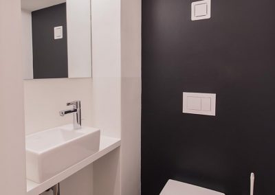 WC mit Handwaschbecken und Spiegel