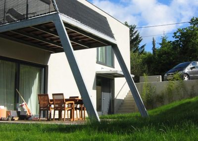 Balkon und überdachte Gartenterrasse