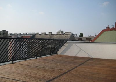 Dachgeschoßausbau Terrasse mit 45° geneigtem Geländer