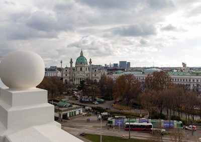 Altbau saniert - Ausblick mit Karlskirche