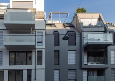 Straßenfassade heller und dunkler Gebäudeteil
